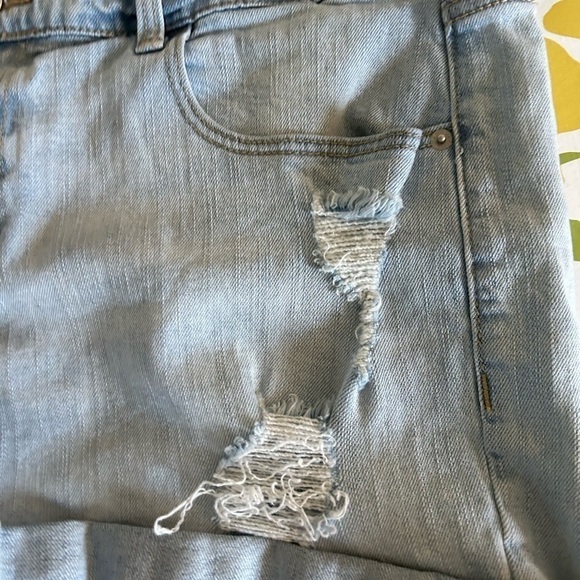 Old Navy boyfriend size 16 light wash denim distressed shorts - Picture 4 of 9